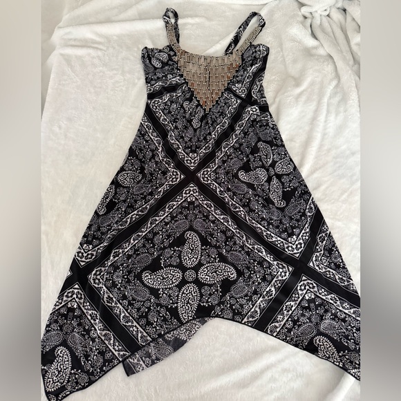VENUS Dresses & Skirts - Venus Paisley Bandana Print Beaded Black White Sleeveless Dress XS